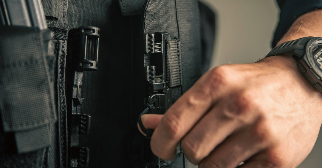 Officer wearing a plate carrier with cummerbund